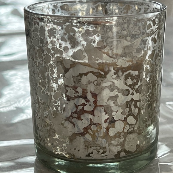 🆕 2 golden candles holders with candles - Picture 2 of 7